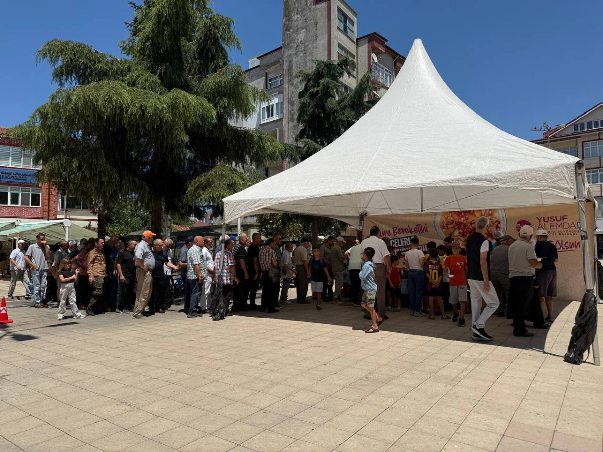 Binlerce kişi aşureyi tattı, hem diller hem de gönüller lezzet buldu