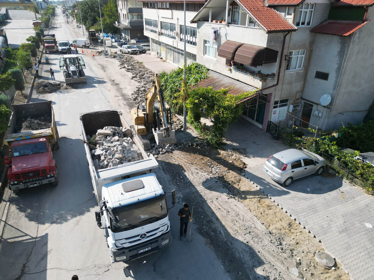 Altyapısı yenilenen Arifiye Zübeyde Hanım Caddesi’nde üstyapı çalışmaları başladı