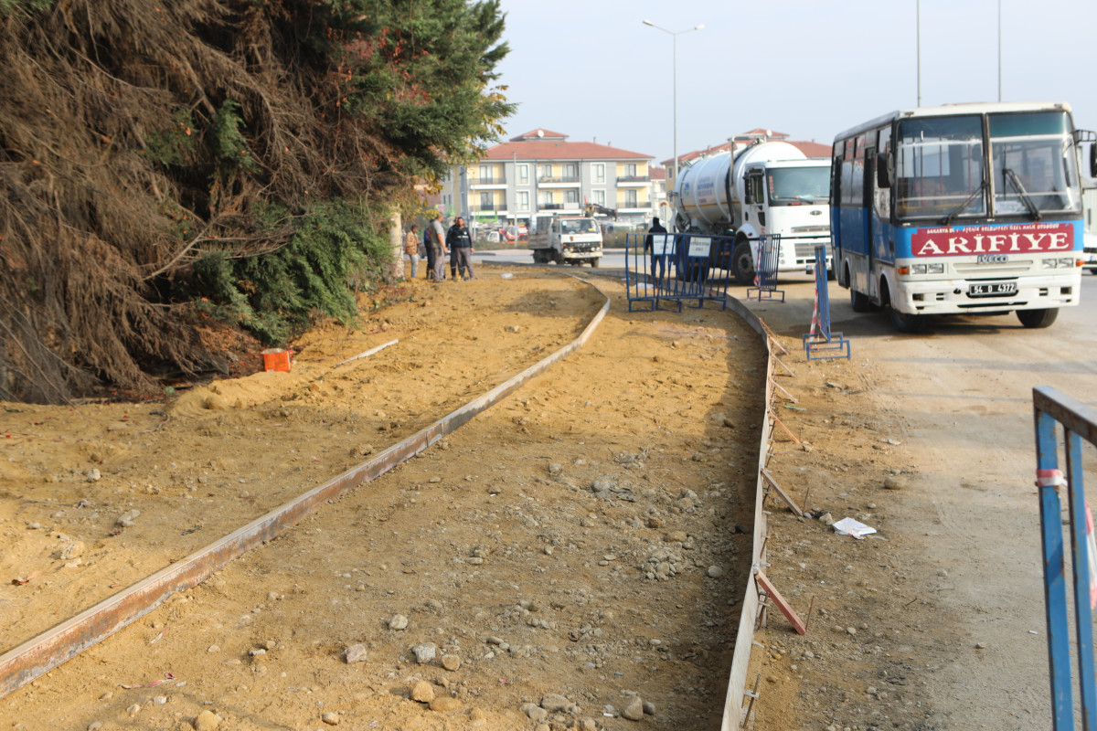 Arifiye Belediyesi, Beton Kaldırım Çalışmalarına Devam Ediyor