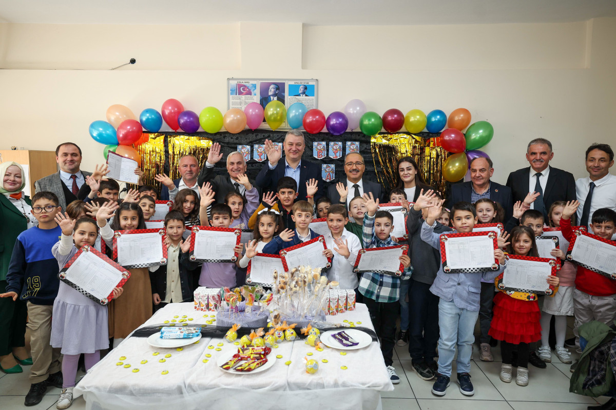 Başkan Osman Çelik Miniklerin Karne Heyecanına Ortak Oldu