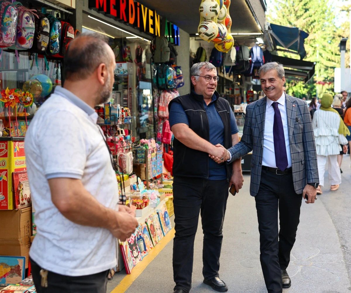 Başkan Yusuf Alemdar vatandaşla kucaklaşıp bayramlaştı: “Memlekete hizmet bizim için en büyük bayramdır”