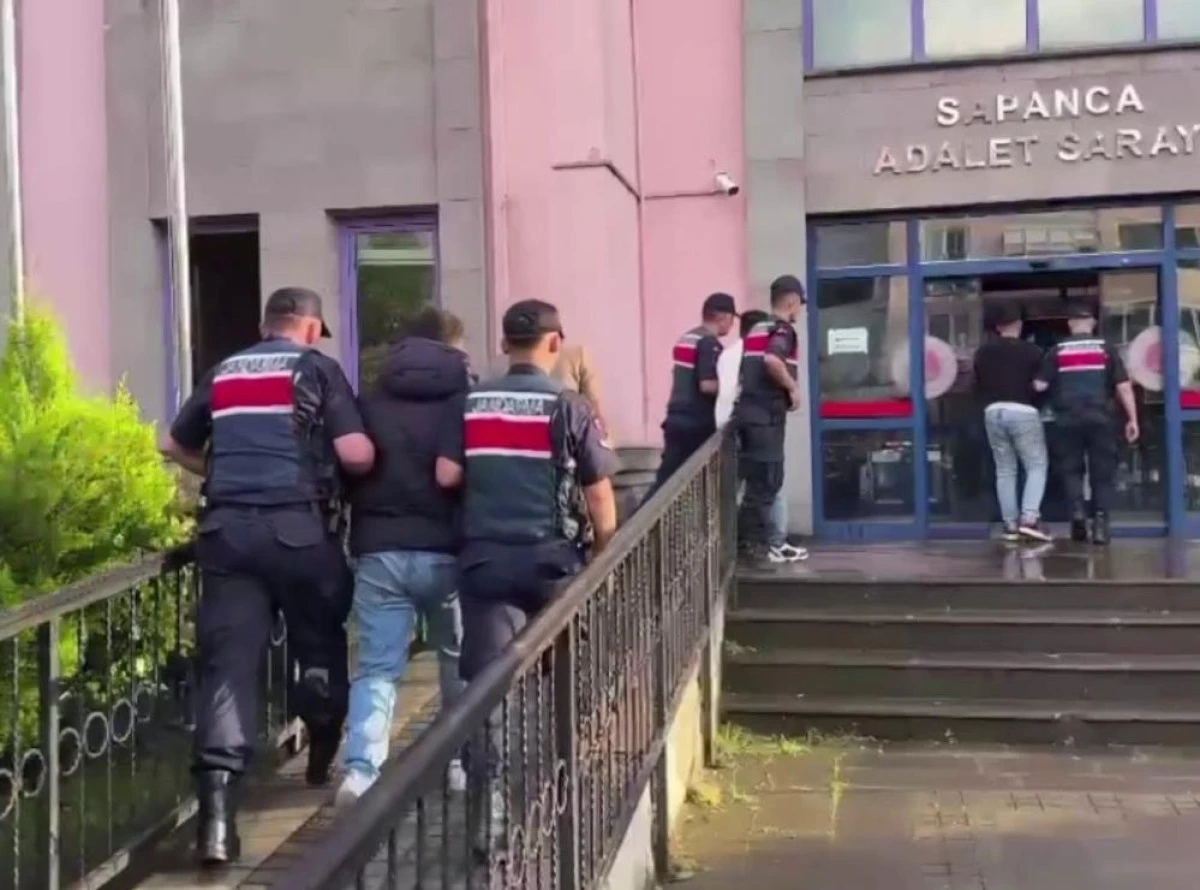 Bungalovda konaklayan 4 kişiye maskeli şahıslar kurşun yağdırdı: O anlar kamerada