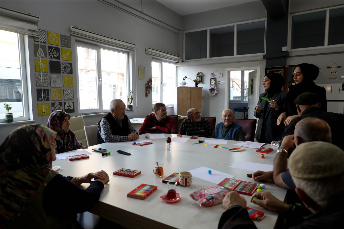 Büyükşehir eli öpülesi yaşlıları hiç unutmuyor: Çocuklar gibi şen geçen bir gün