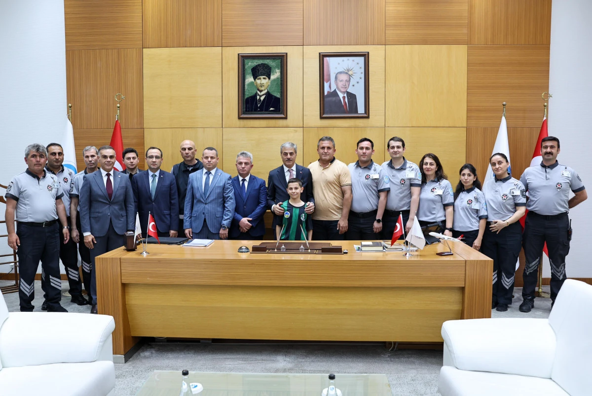 Büyükşehir’in geleneği bu bayram da bozulmadı: Başkan Alemdar çalışma arkadaşlarıyla bayramlaştı