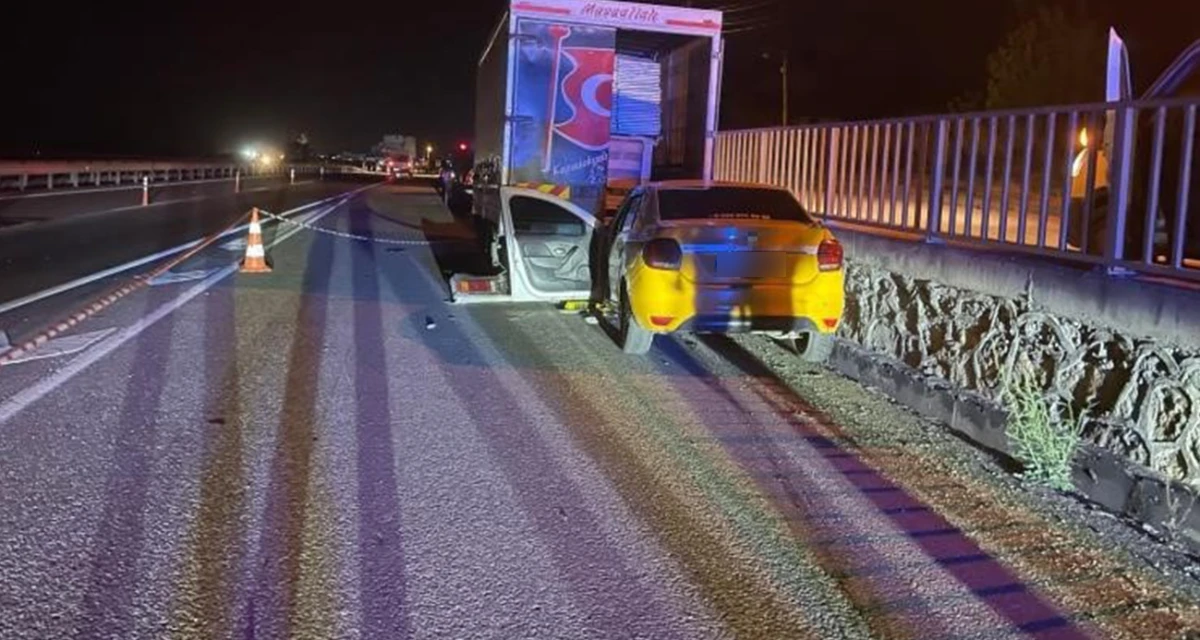 D-650’de feci kaza... Ticari taksi, kamyonete ok gibi saplandı: 1 ölü, 1 yaralı