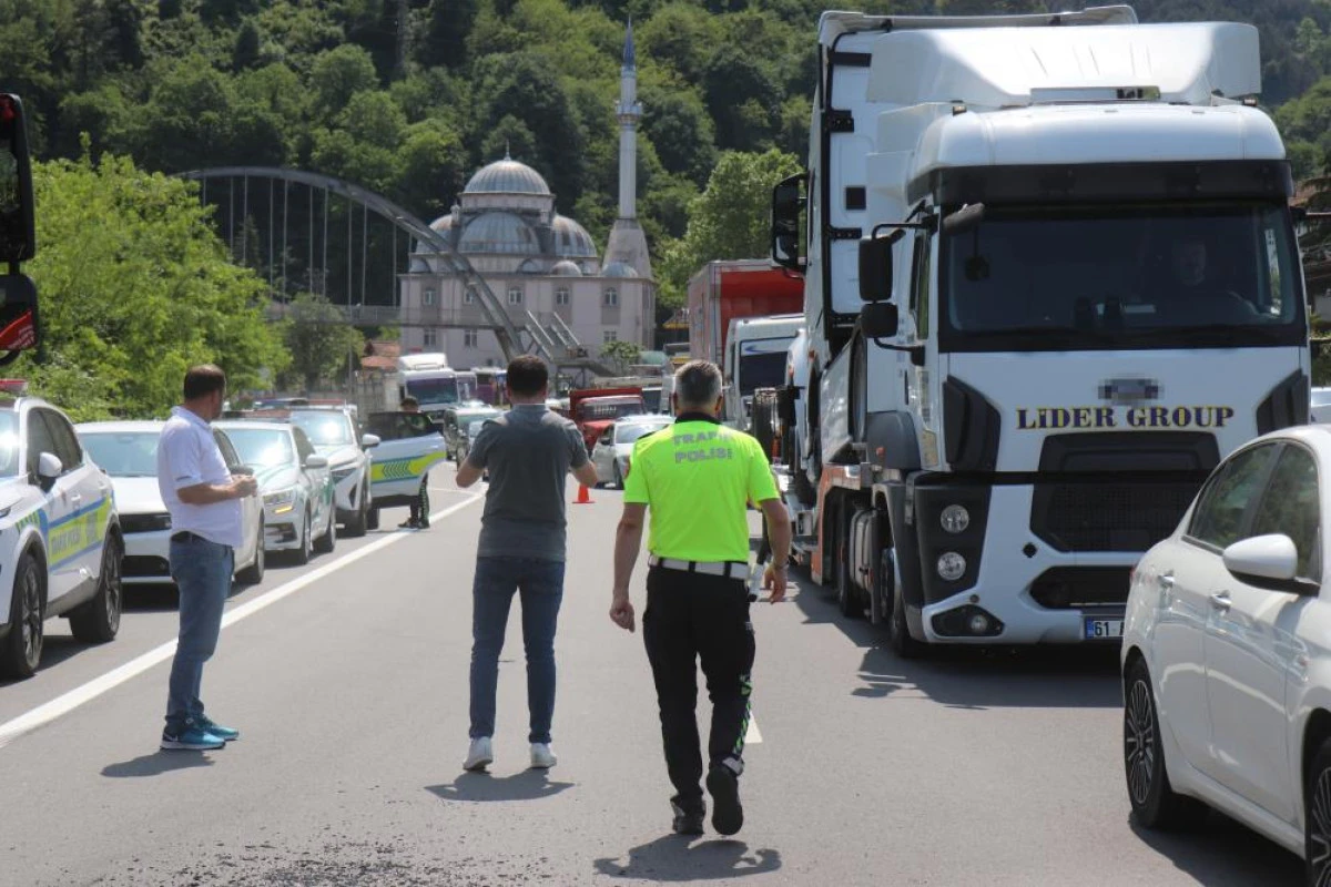 D-650’de kamyonet, SUV tarzı araca arkadan çarptı: Trafik durma noktasına geldi