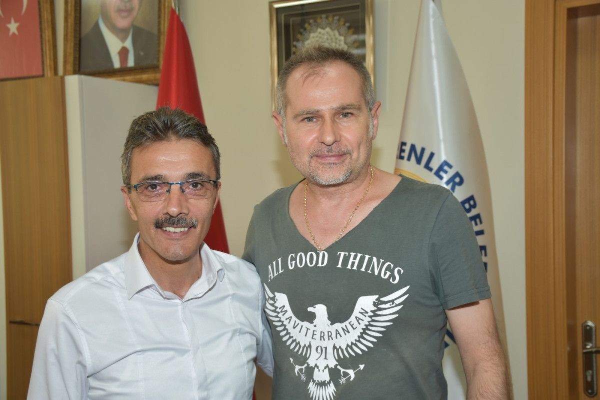 Erenler Belediye Başkanı Şenol Dinç, Ses Sanatçısı Akif Yener’i Belediyede Ağırladı