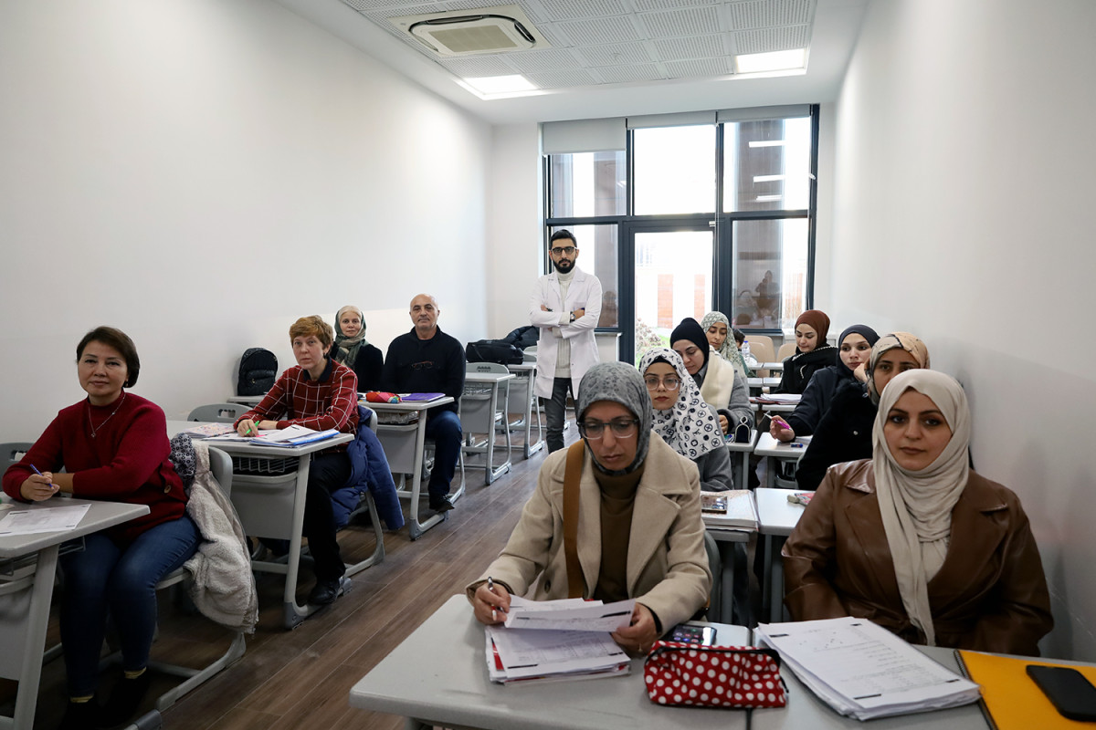 Farklı renk ve kültürlerden insanlar Türkçe’yi SAMEK’le öğreniyor