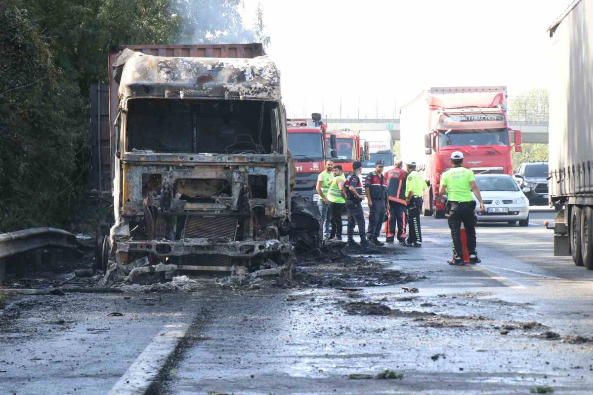 Kazada alev topuna dönen tırda ağır yaralanan sürücü hayatını kaybetti