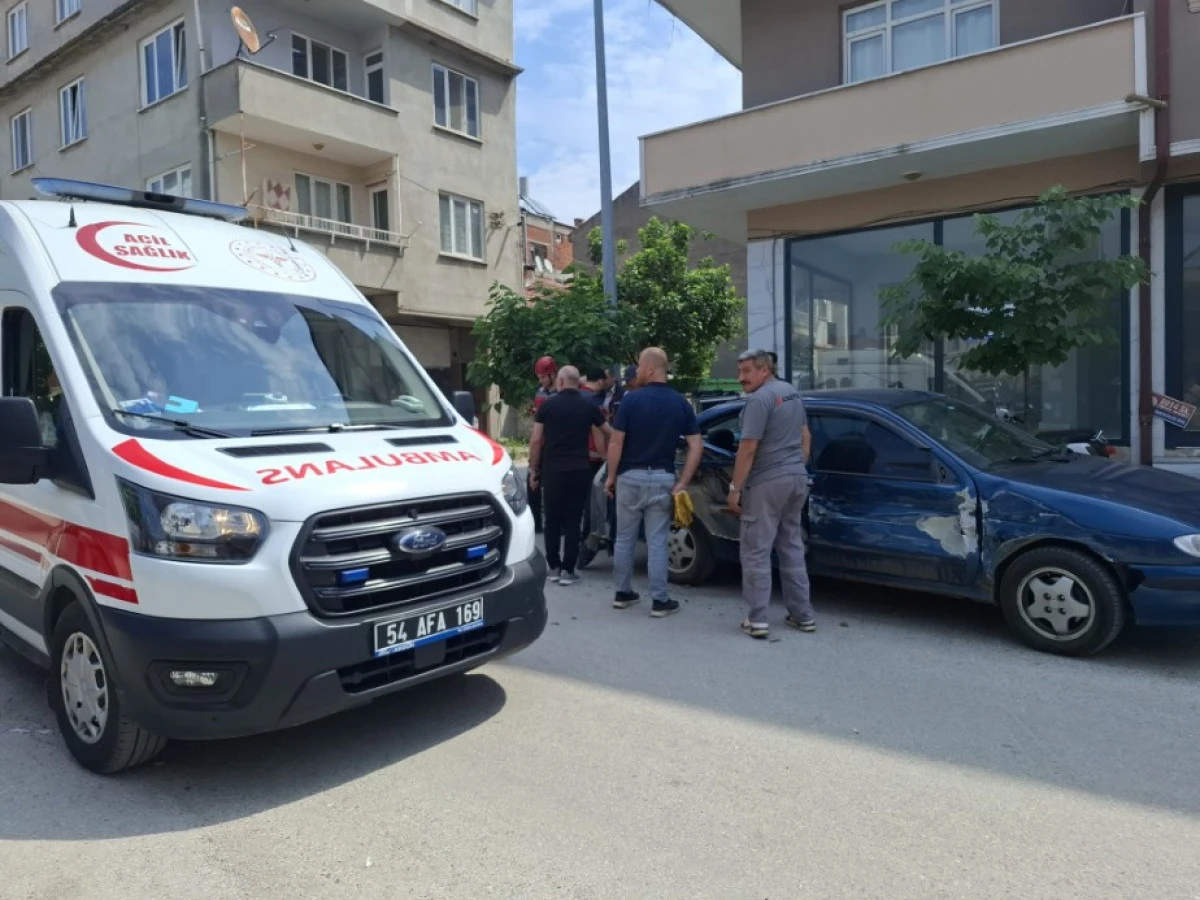 Kontrolden çıkan kamyonet önce park halindeki 5 araca sonra duvara çarptı