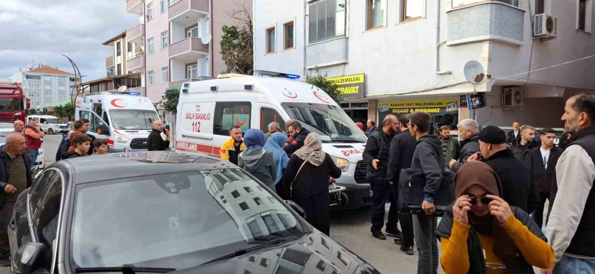 Lastiği patlayarak kontrolden çıkan motosiklet kadına çarptı: 2 yaralı