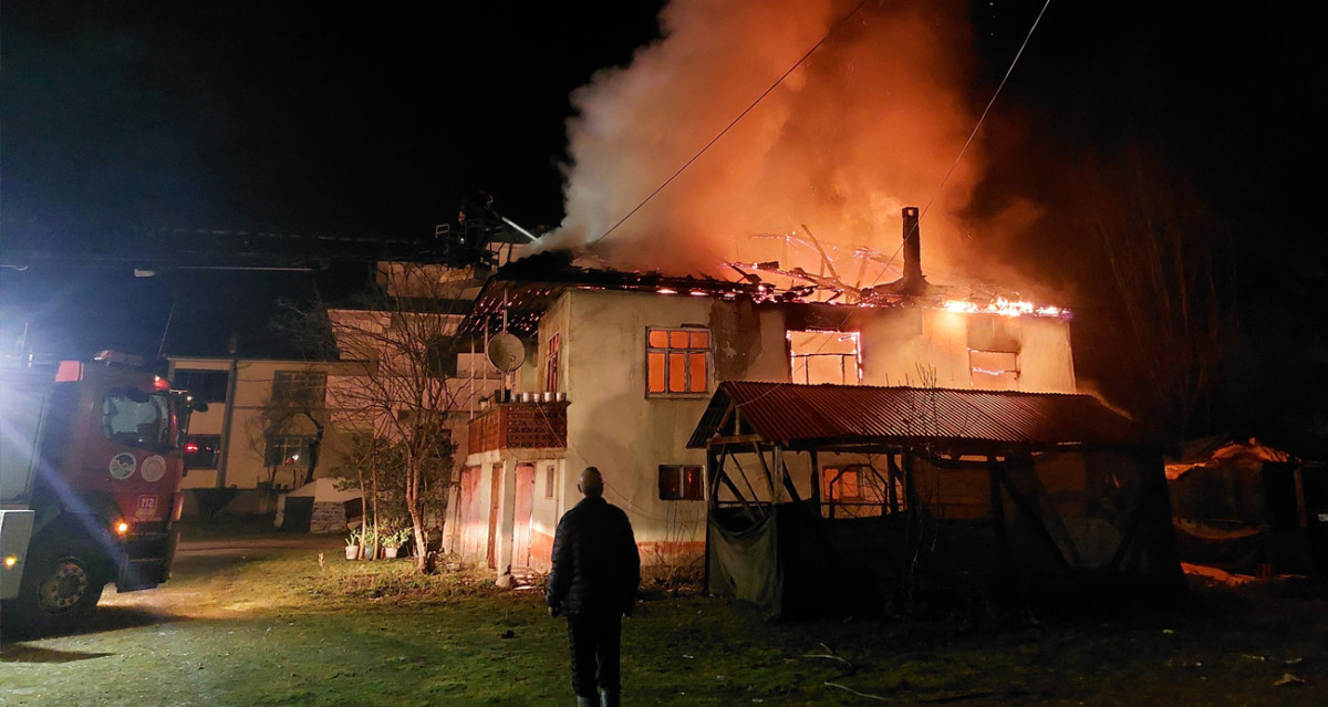 Mahalleliyi sokağa döken yangın: İki katlı ev alev topuna döndü