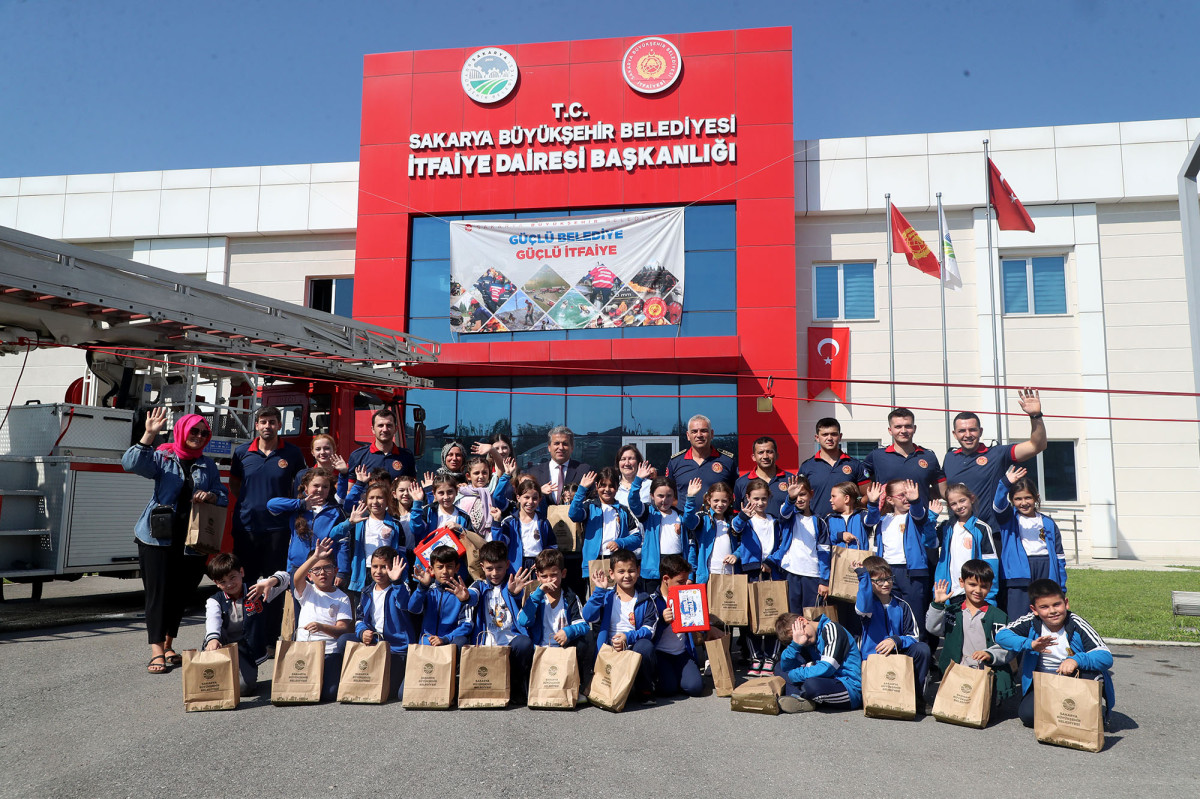 Minik itfaiyecilerin ateşle mücadelesi: 