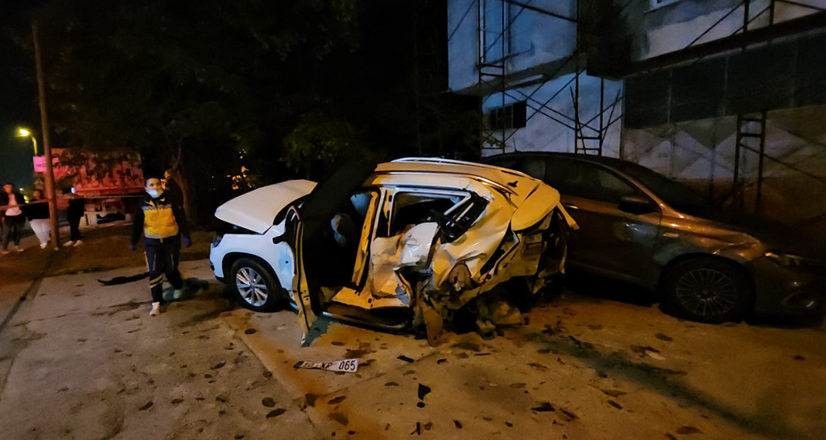 Sakarya’da ambulans ve üç aracın karıştığı zincirleme kaza kamerada: 1 ölü, 3 yaralı