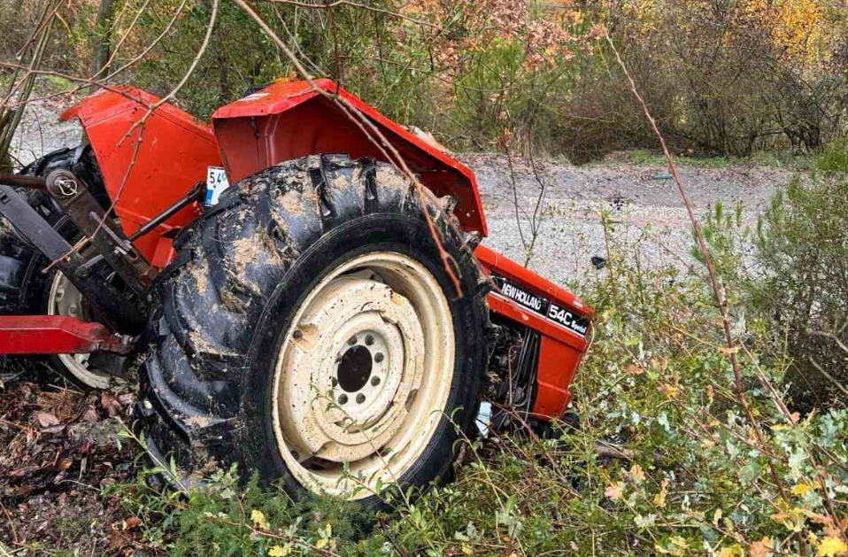 Sakarya’da ehliyetsiz sürücünün kontrolünden çıkan traktör devrildi: 1 ölü, 3 yaralı