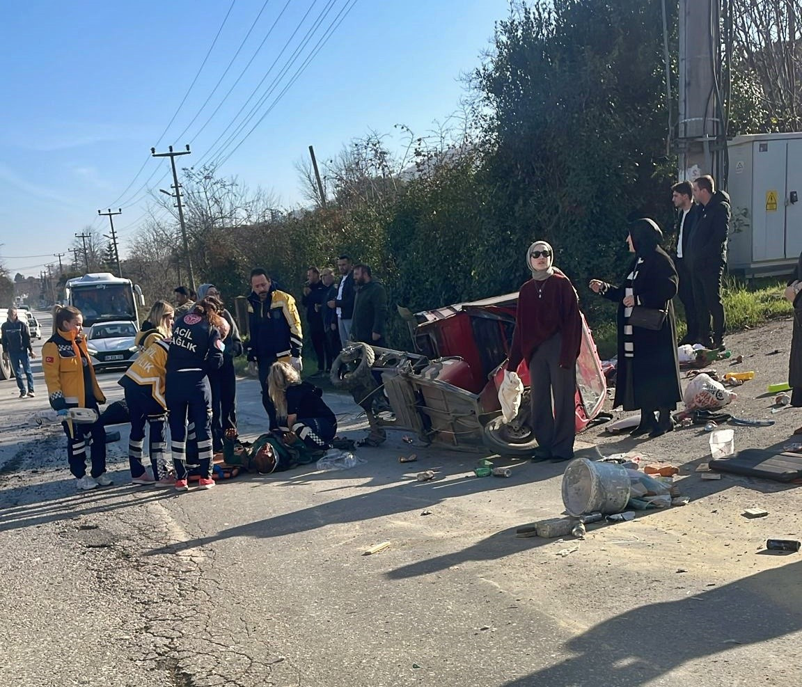 Sakarya’da feci kaza: Baba olay yerinde hayatını kaybetti, oğlu ağır yaralandı