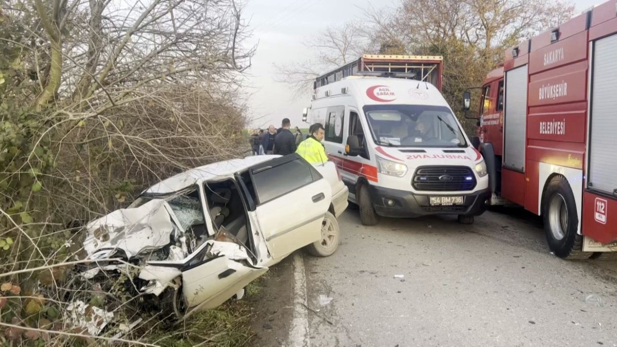 Sakarya’da kamyon ile otomobil çarpıştı: 2 ağır yaralı