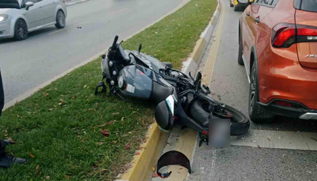 Sakarya’da motosiklet refüje çarptı: 1 yaralı