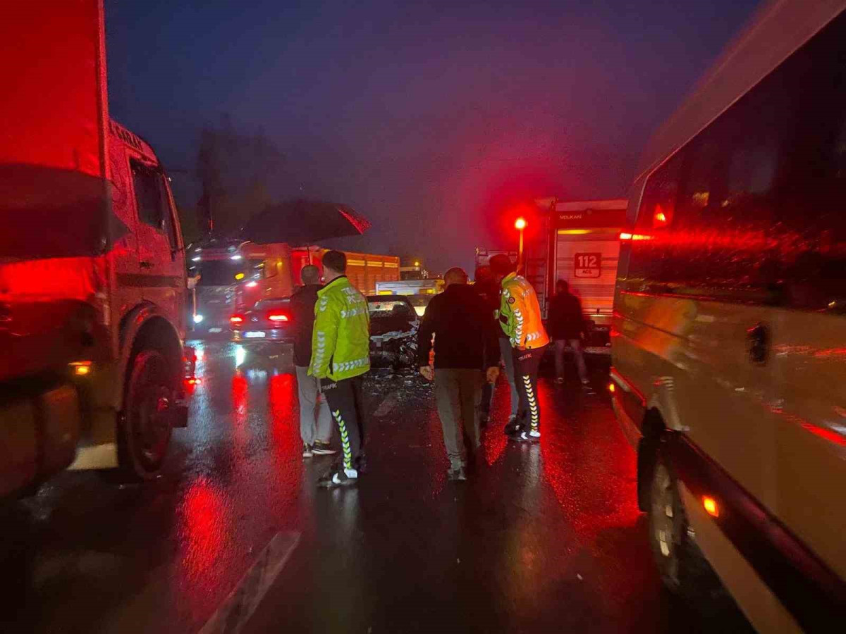 Sakarya’da otomobil ile servis midibüsü çarpıştı: 4 yaralı