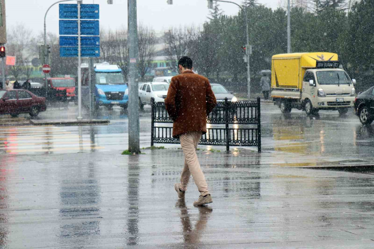 Sakarya’da şehir merkezinde kar yağışı başladı