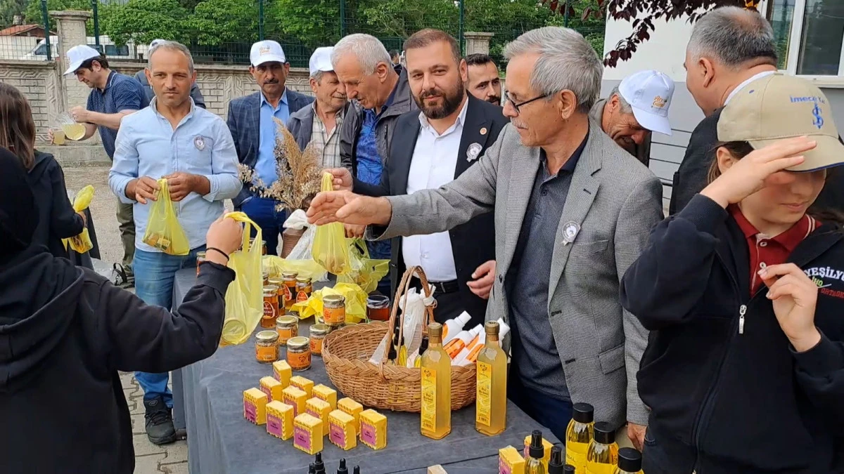 Sakaryalı Arıcılar Dünya arıcılar gününü öğrencilerle birlikte kutladılar