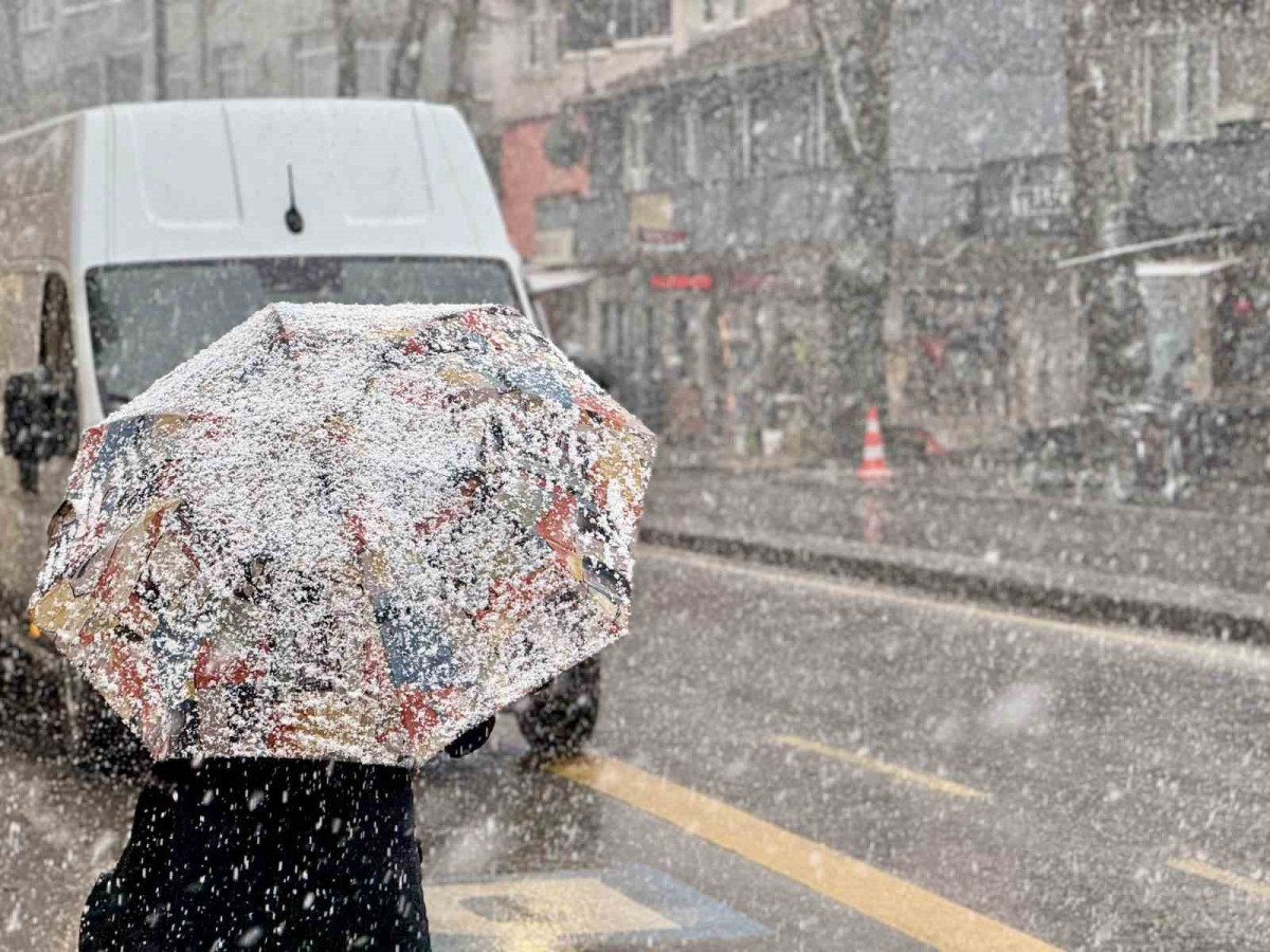 Şehir merkezinde lapa lapa kar yağışı başladı