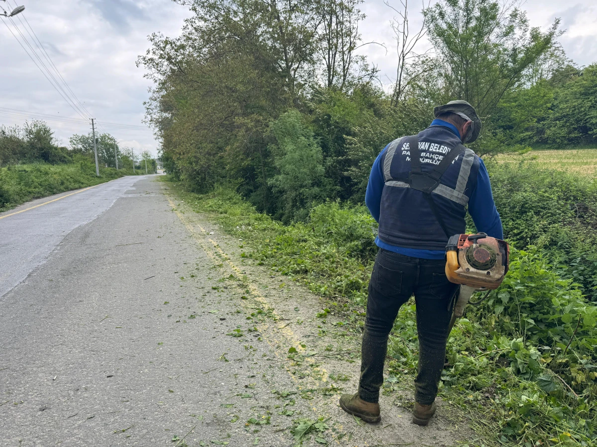 Serdivan Belediyesi’nden Yol Güvenliği İçin Budama Çalışması