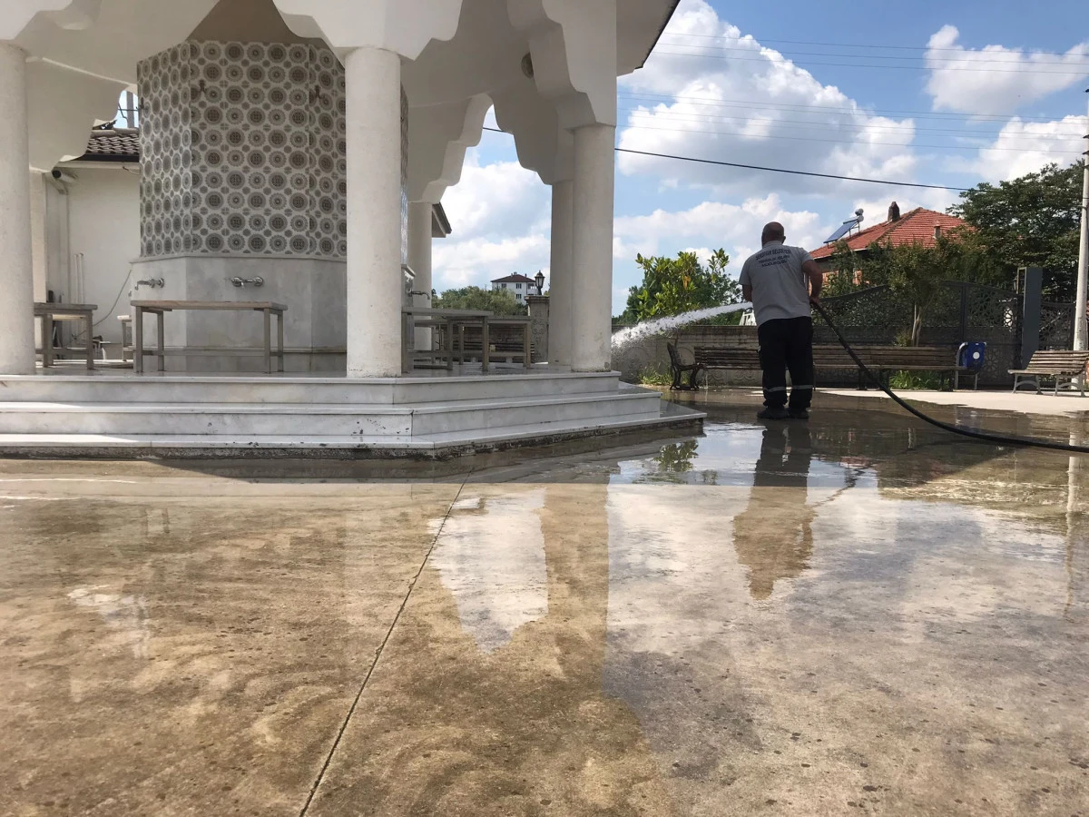 Serdivan’da Camiler Bayrama Hazırlanıyor