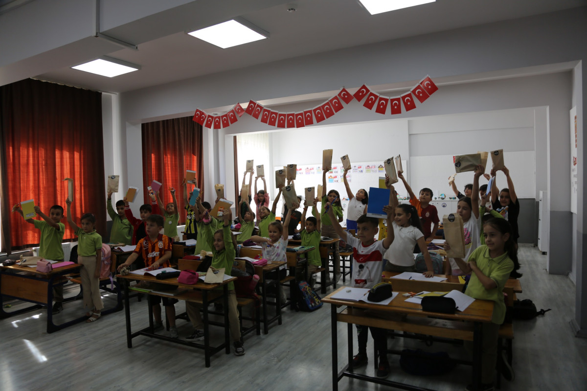 Serdivan’da öğrencilere kırtasiye seti hediye edildi