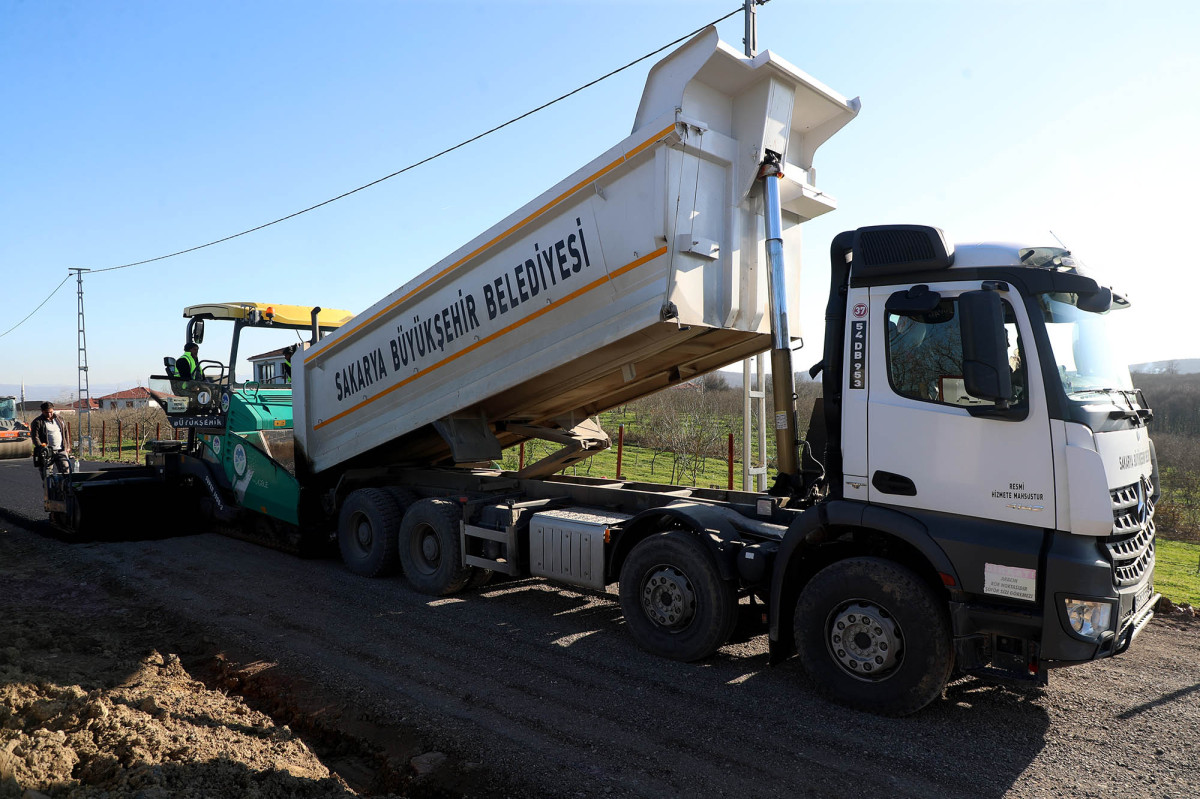 Söğütlü’nün kırsalındaki iki mahallede asfalt hamlesi