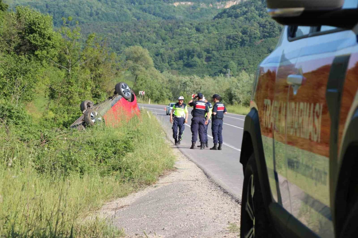 Takla atan otomobildeki aile ölümden döndü: 1’i bebek 4 yaralı