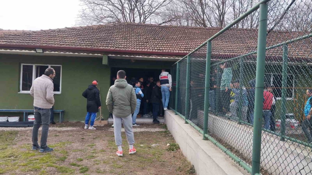 Yeşil saha boks ringine döndü: Tekme, yumruk ve küfürler havada uçuştu