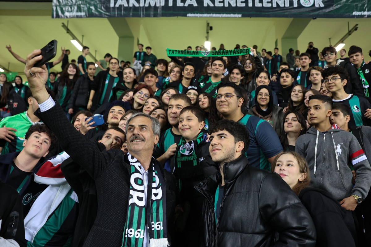 Yusuf Alemdar’dan gençlerle tribünden paylaşım: “Hep birlikte Sakaryaspor’un yanındayız”